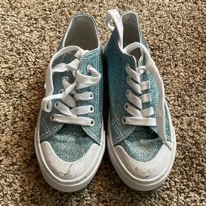 Kids size 1 sparkly blue tennis shoe